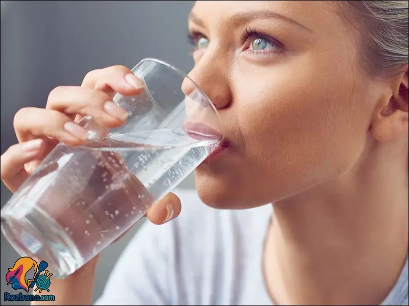 حفظ شادابی پوست در ماه رمضان - نوشیدن آب کافی بین افطار تا سحر