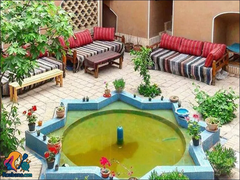 دکوراسیون سنتی ایرانی در خانه های مدرن - تخت های چوبی در حیاط و تراس