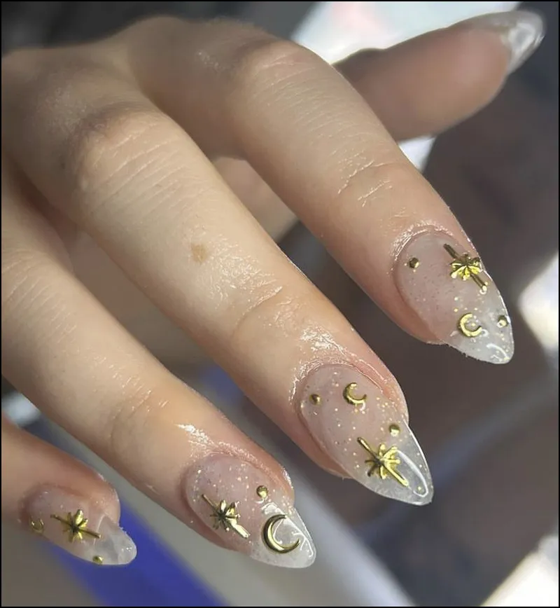 طراحی ناخن صور فلکی و کهکشانی درخشان