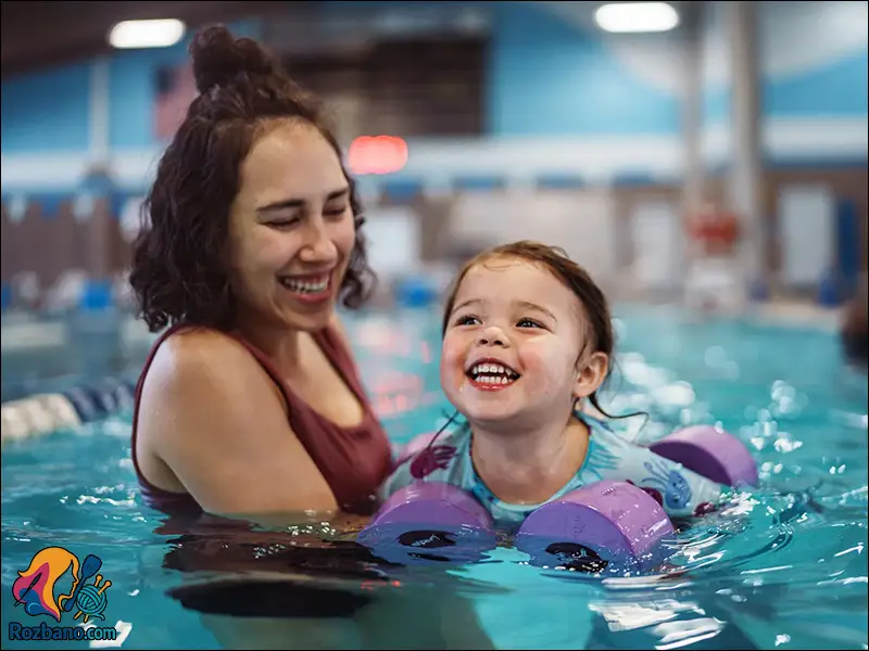 آموزش شنا به کودکان در استخر با مربی حرفه ای