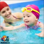 آموزش شنا به کودکان و بهترین سن شروع شنا