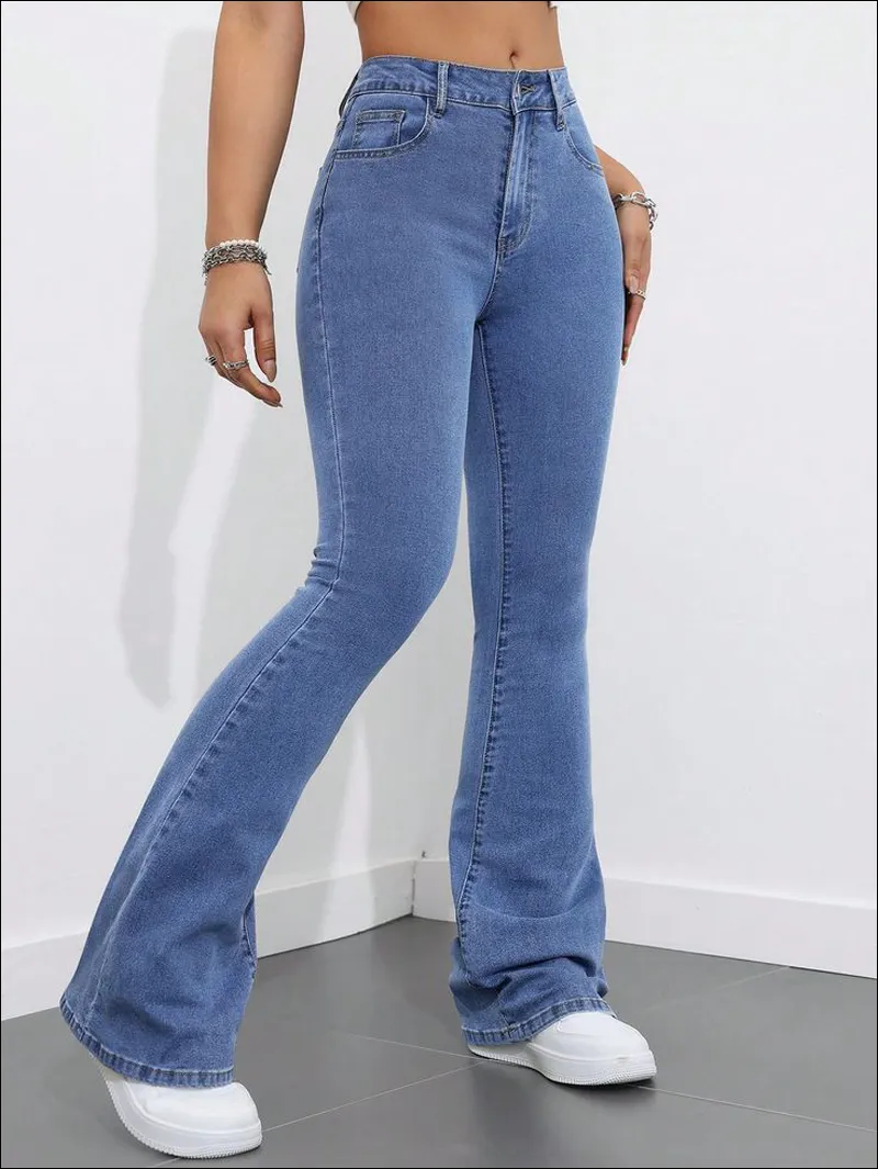 معرفی انواع مدل شلوار لی زنانه - شلوار جین دمپا گشاد (Flared Jeans)