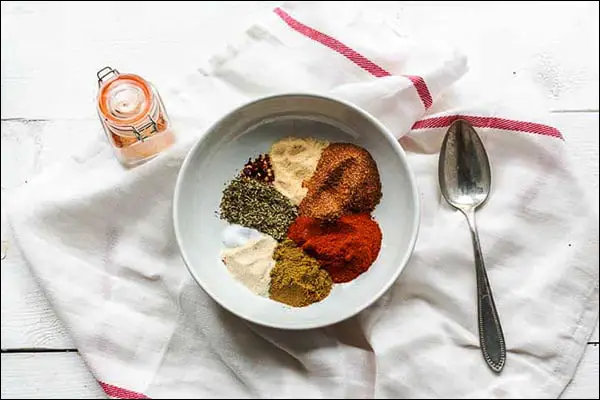 تصویر آماده سازی ادویه مخصوص ترشی هفت بیجار