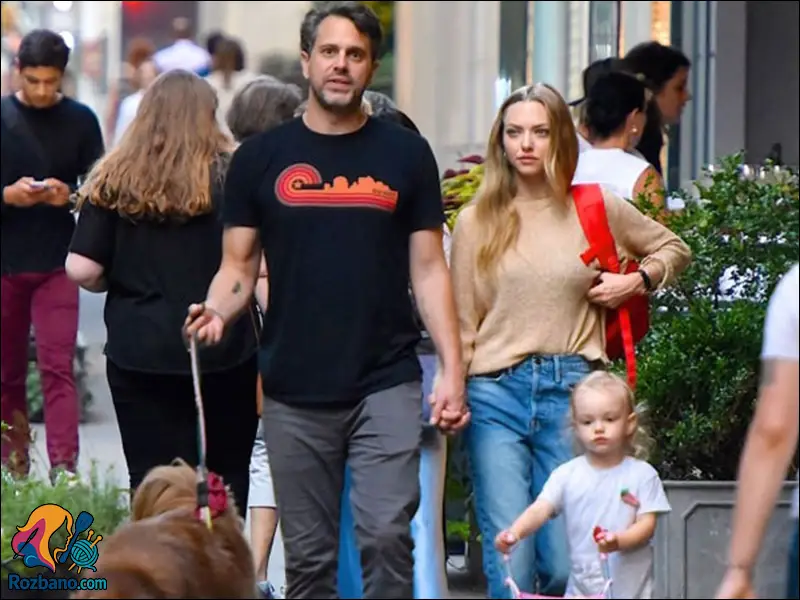 آماندا سایفرد در کنار همسر و فرزندش