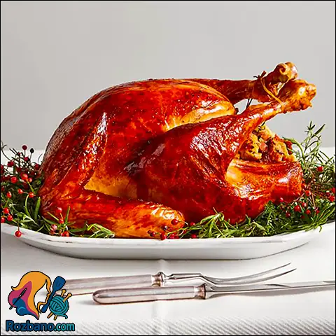 تزیین مرغ شکم پر با سبزیجات و دورچینی مجلسی