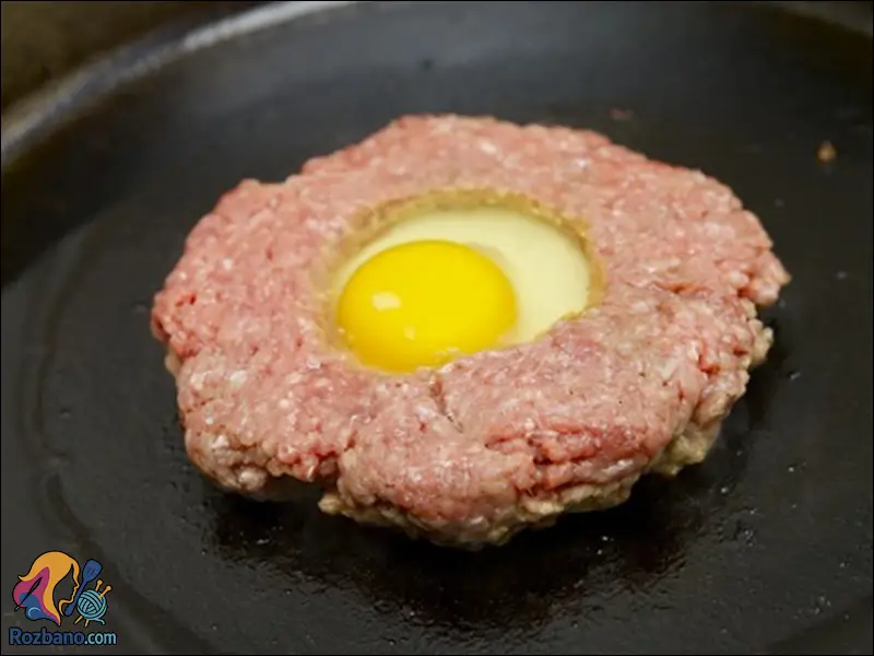 همبرگر مغزدار با تخم مرغ وسط