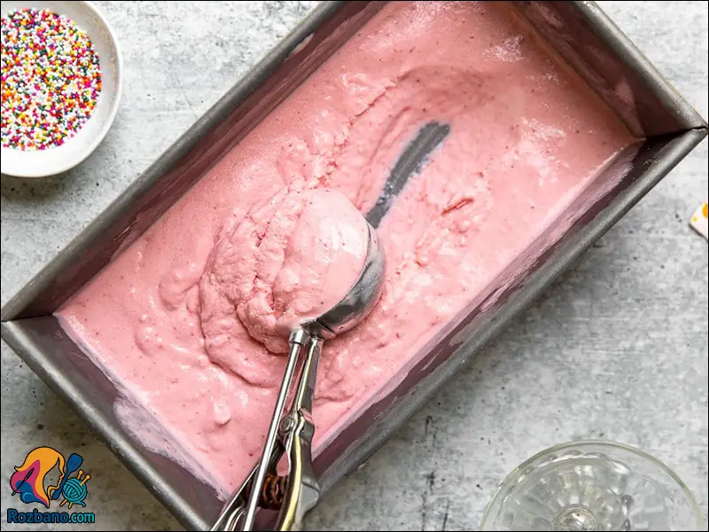 بستنی ماست و توت فرنگی خانگی خوشمزه