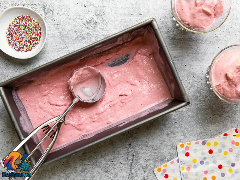 طرز تهیه ماست بستنی توت فرنگی رژیمی با ماست یونانی