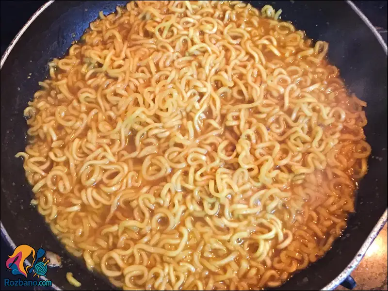 مراحل تهیه پیتزای نودل فوری خانگی