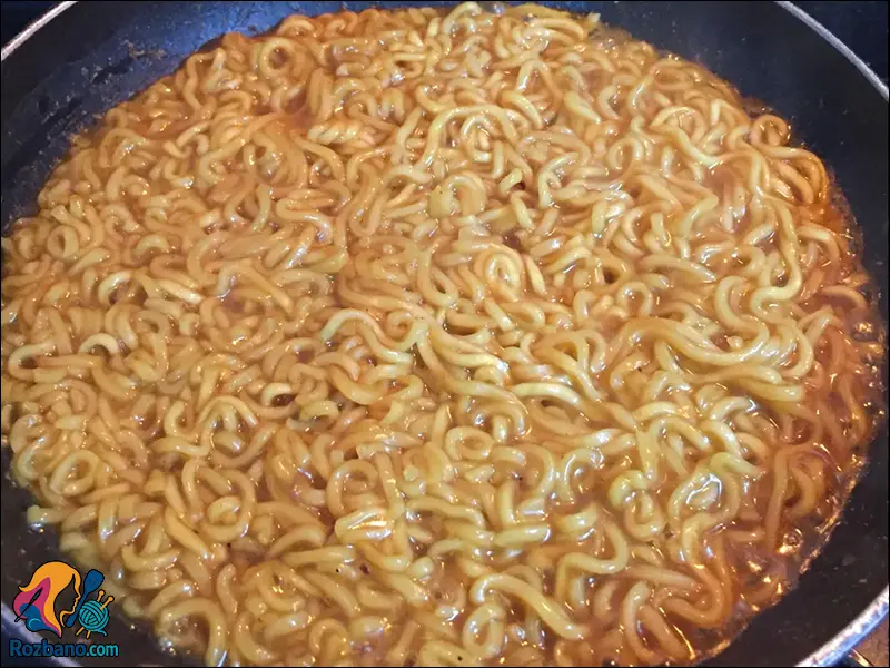 طرز تهیه پیتزای نودل فوری با یک تابه بدون فر