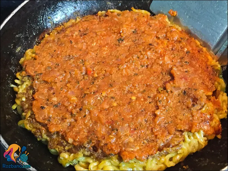 پیتزای نودل فوری در تابه نچسب