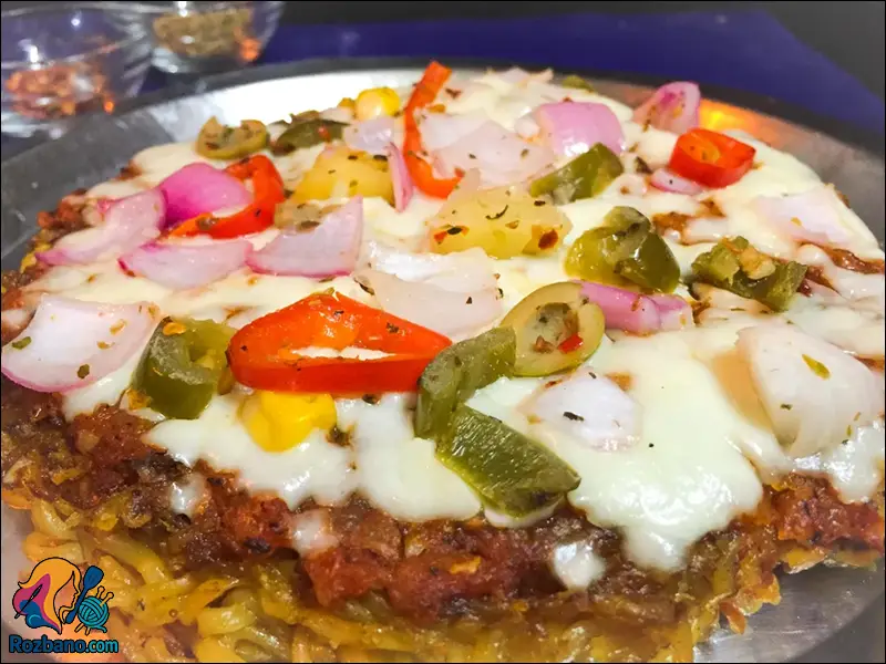 طرز تهیه پیتزای نودل فوری خانگی بدون فر