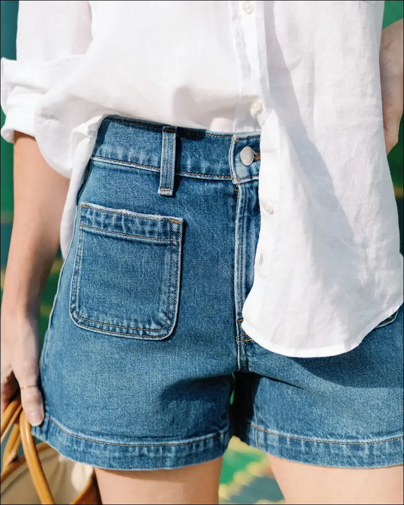 استایل شلوارک جین کوتاه با تی شرت سفید ساده