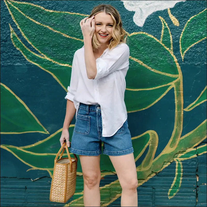 استایل شلوارک جین بلند با پلیور بافت دار بهاری