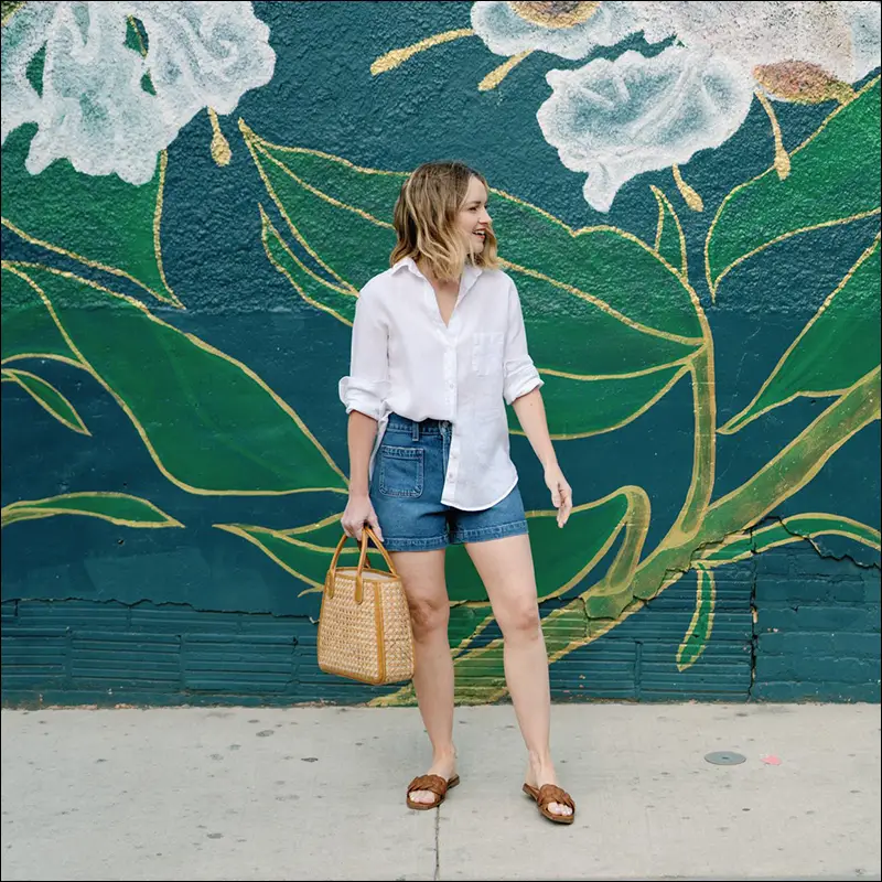 ترکیب شلوارک جین و تاپ بندی برای استایل راحت و شیک