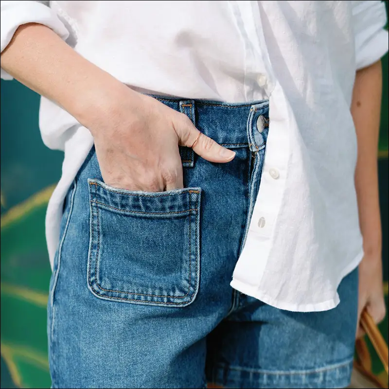 ست کردن شلوارک جین با بلوز ابریشمی برای تابستان