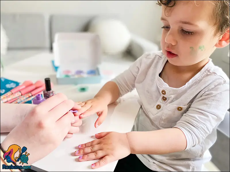 خطرات لاک ناخن برای کودکان و توصیه های مهم پزشکی