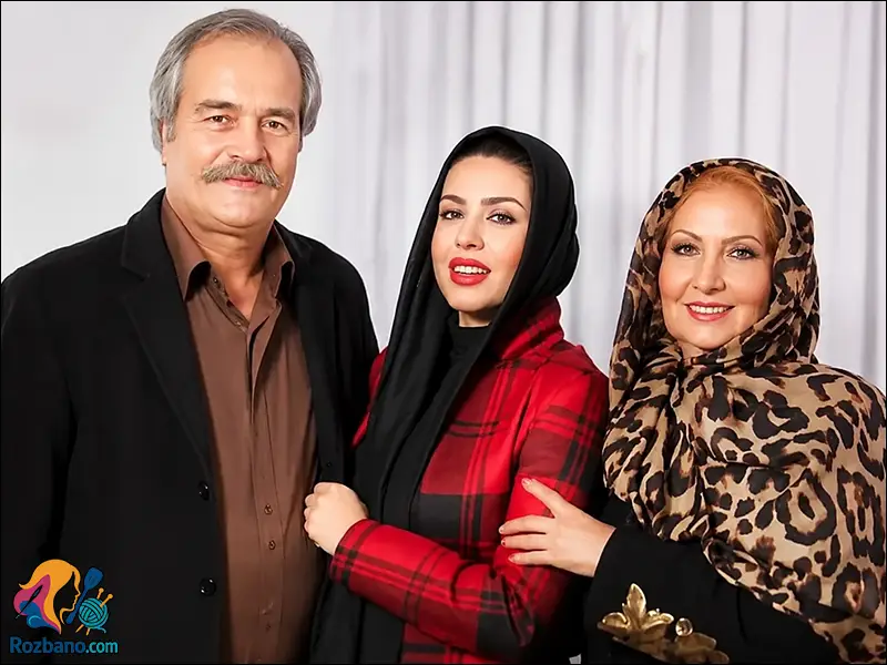 بیوگرافی نازنین کریمی - نازنین کریمی در کنار پدر و مادرش