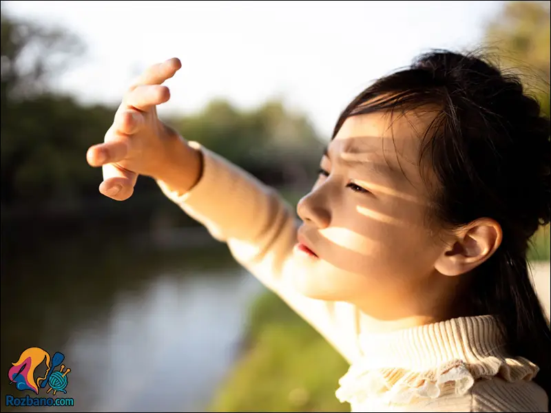 علائم بیماری های چشم کودکان - حساسیت شدید به نور