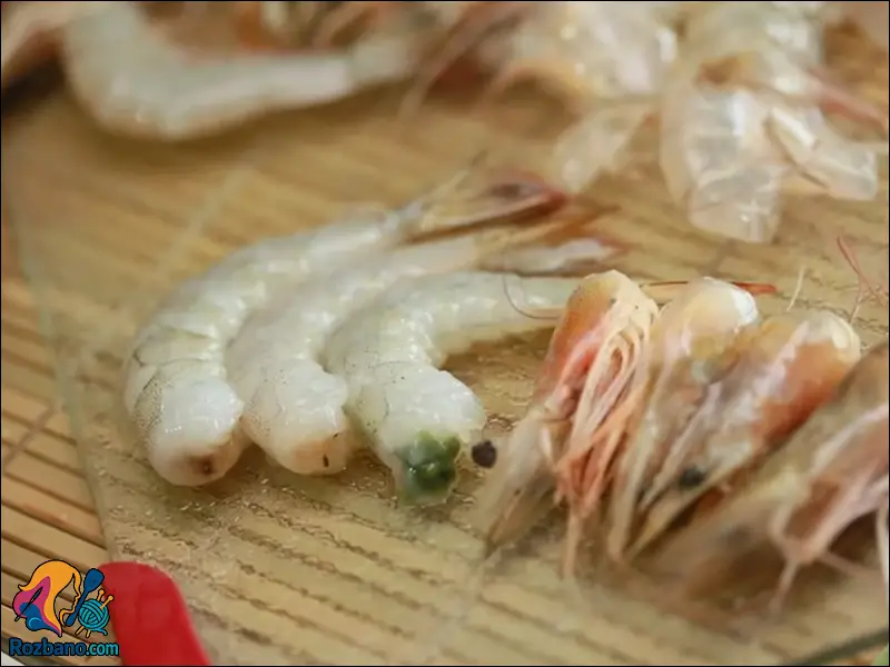 تمیز کردن میگو - جدا کردن سر میگوها با چاقو