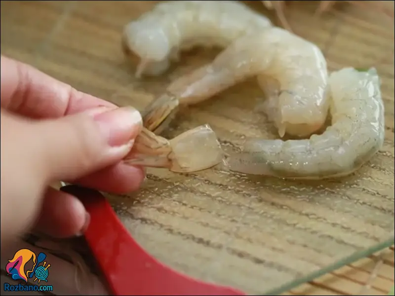 پاک کردن میگو - جدا کردن دم میگو