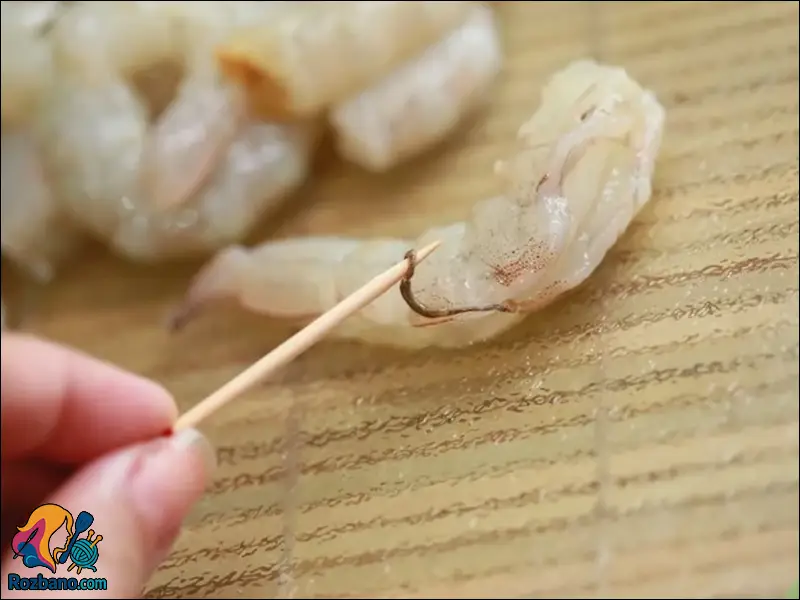 خارج کردن رگ سیاه پشت میگو با خلال دندان