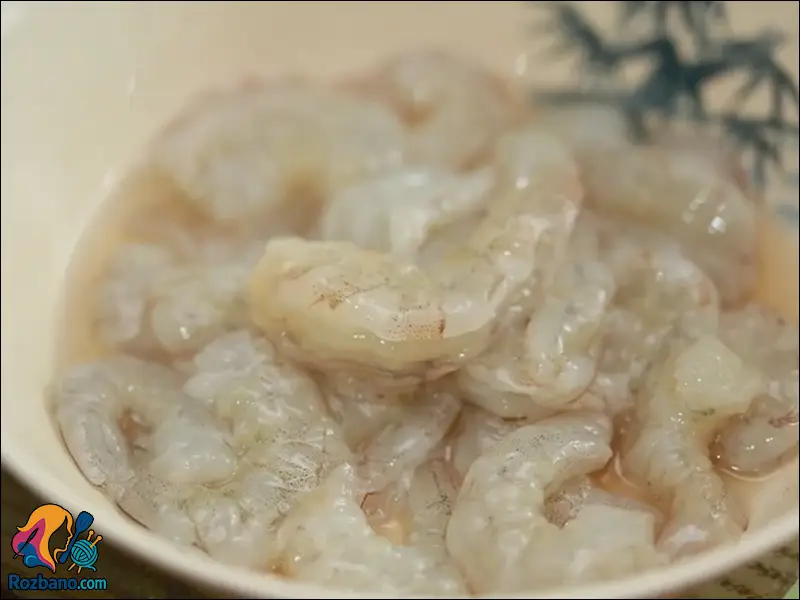 شستن میگوها و آماده برای طبخ