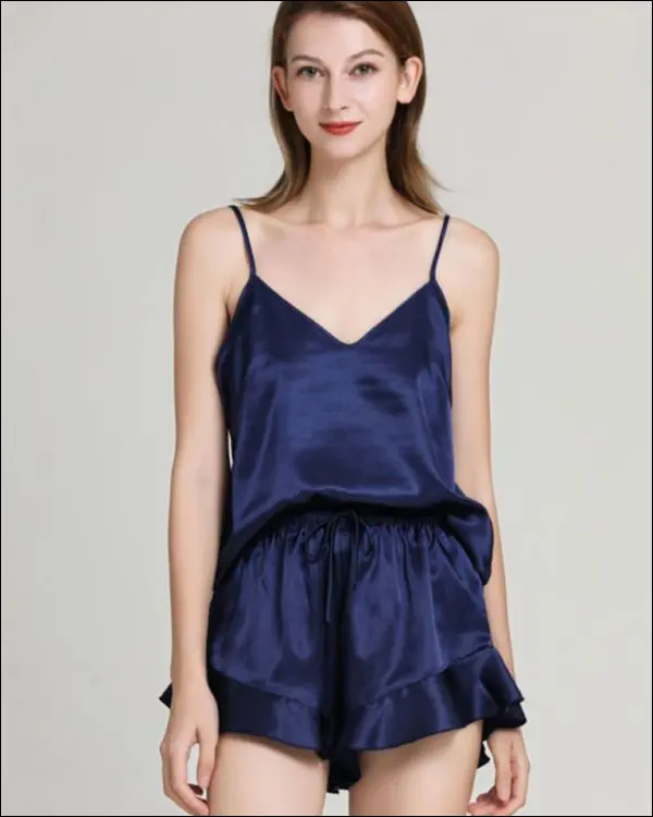 لباس خواب یقه‌ هفت (V-neck Sleepwear)