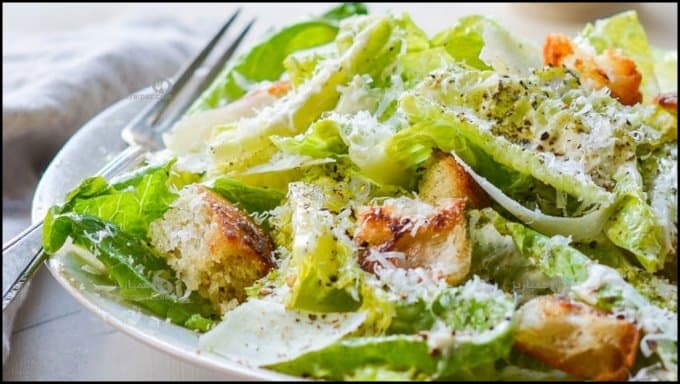 https://up.rozbano.com/view/3226264/Caesar%20salad%20restaurant%20with%20chicken.jpg