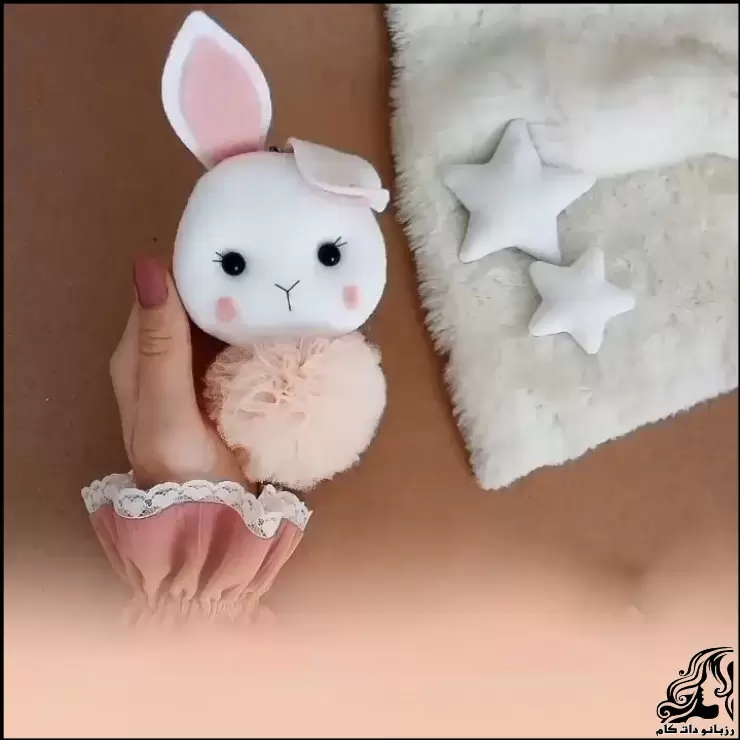 http://up.rozbano.com/view/3981120/DIY%20Felt%20Bunny%20Keychain%20Sewing%20Tutorial.webp