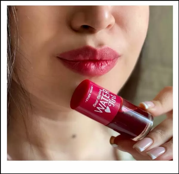 https://up.rozbano.com/view/3919444/How%20to%20use%20lip%20tint%20on%20the%20cheek-02.webp