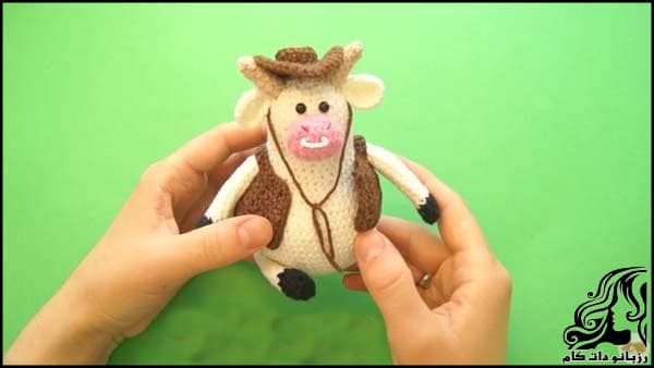 https://up.rozbano.com/view/3309523/Knitted%20cowboy%20cow%20doll-20.jpg