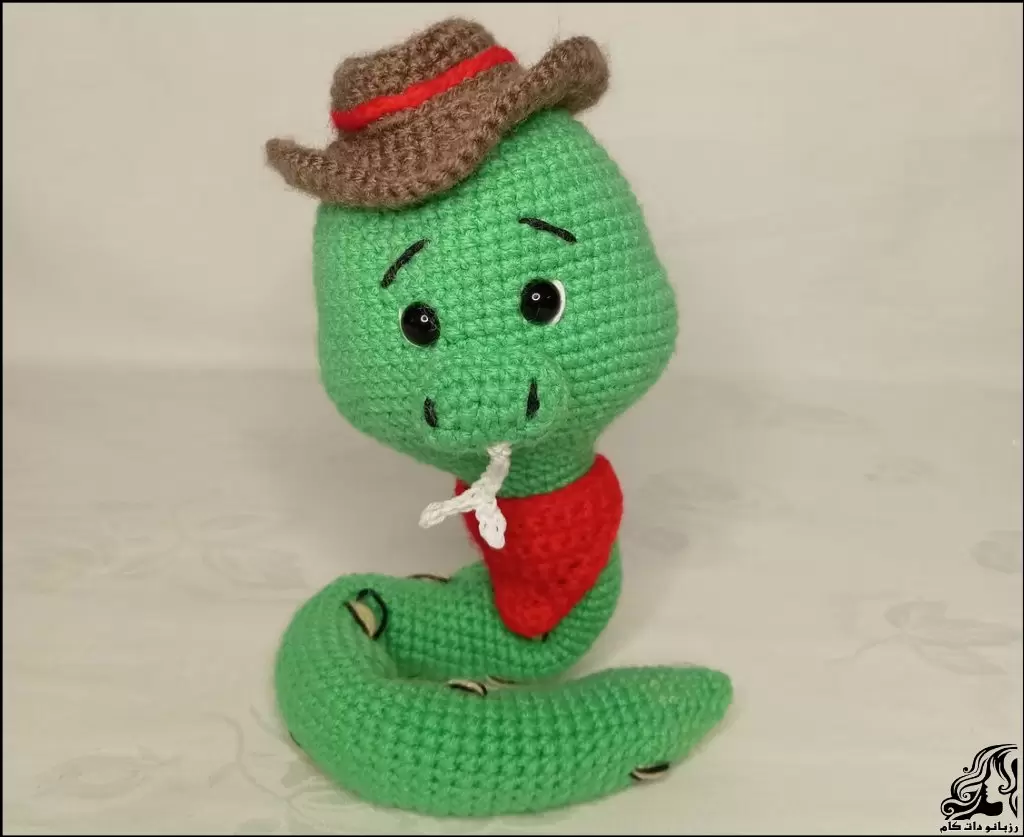 http://up.rozbano.com/view/3972086/Learn%20How%20to%20Crochet%20a%20Snake%20Doll%20Easy%20and%20Beautiful.webp