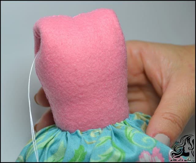 https://up.rozbano.com/view/3134042/Learn%20how%20to%20make%20a%20felt%20girl%20doll-27.jpg