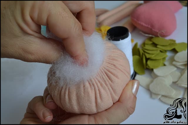 https://up.rozbano.com/view/3134051/Learn%20how%20to%20make%20a%20felt%20girl%20doll-35.jpg