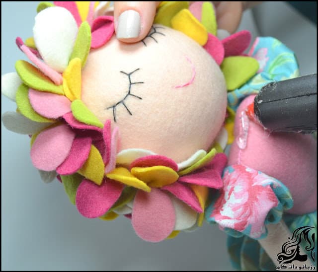 https://up.rozbano.com/view/3134071/Learn%20how%20to%20make%20a%20felt%20girl%20doll-53.jpg