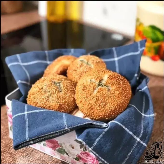 https://up.rozbano.com/view/3858213/Traditional%20Iranian%20cheese%20bread%20and%20vegetables%20recipe-01.webp
