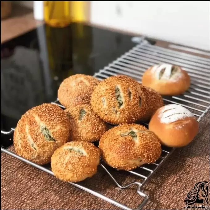 https://up.rozbano.com/view/3858212/Traditional%20Iranian%20cheese%20bread%20and%20vegetables%20recipe.webp