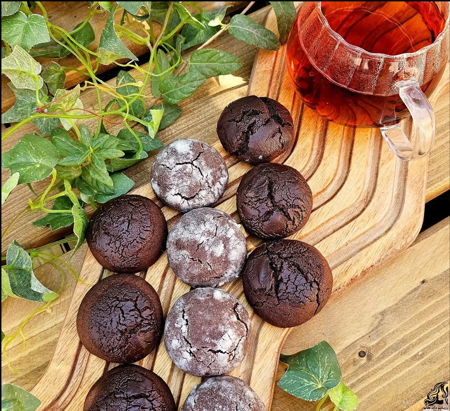 https://up.rozbano.com/view/3932566/Two%20types%20of%20chocolate%20coated%20cracker%20cookies%20recipe.webp