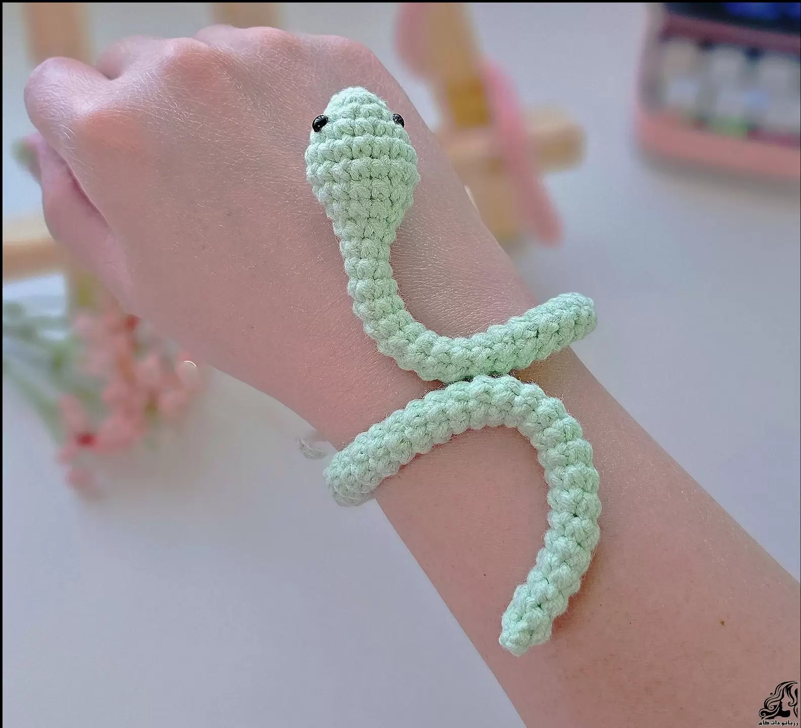 https://up.rozbano.com/view/3919494/crochet%20Girls%20bracelet%20in%20the%20shape%20of%20a%20snake%20tutorial.webp