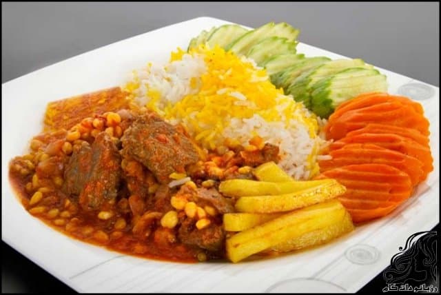 تزئین خورش قیمه سیب زمینی در کنار پلو، هویج و کدو