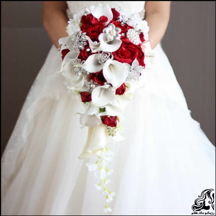 دسته گل های آبشاری برای لباس عروس دنباله دار