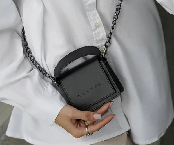 کیف دستی و دوشی مشکی با بند زنجیری کوچک