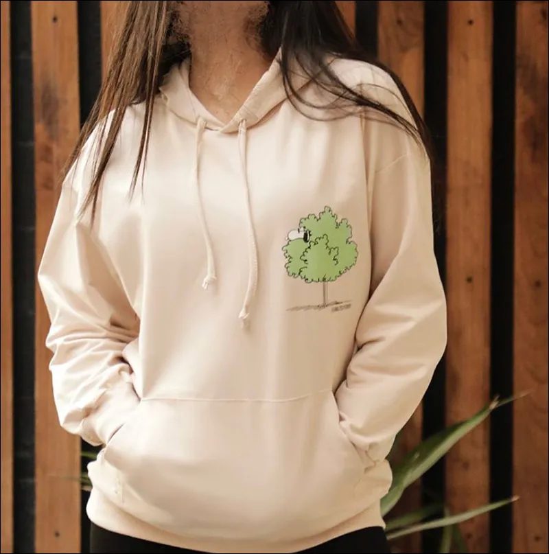 ترندهای لباس پاییزی ۱۴۰۴: مانتو و بافتهای گلتن برای استایل روزمره