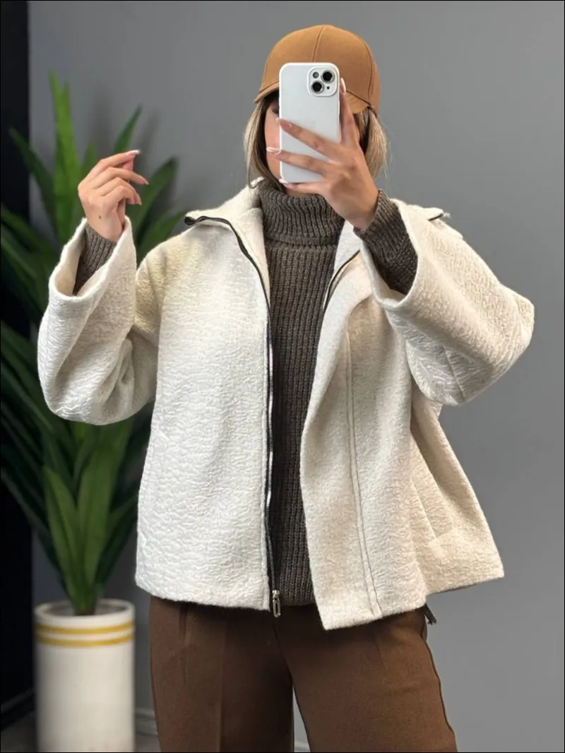 ترندهای لباس پاییزی ۱۴۰۴: مانتو و بافتهای گلتن برای استایل روزمره