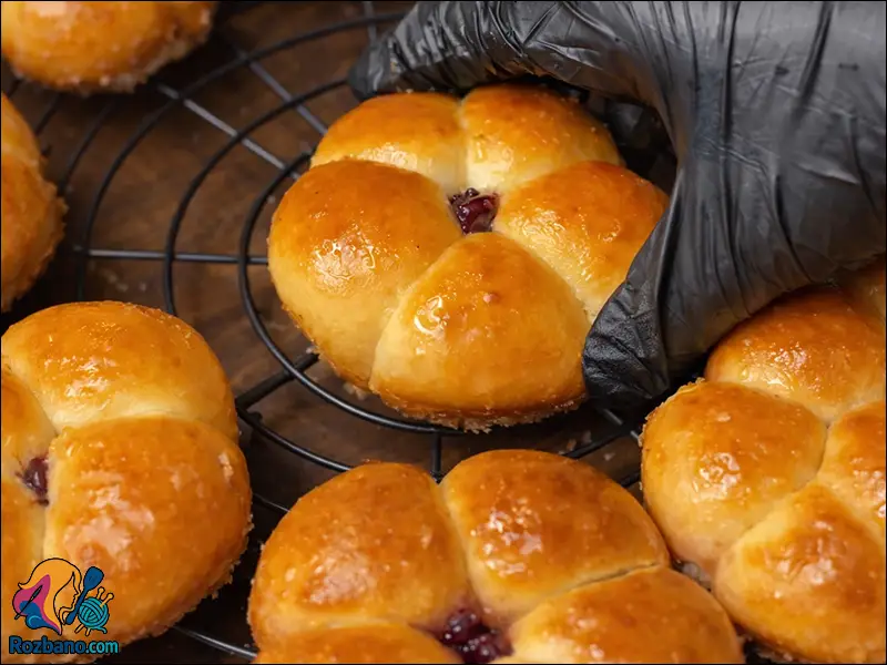 نان شیرمال خانگی نرم و طلایی شده در فر