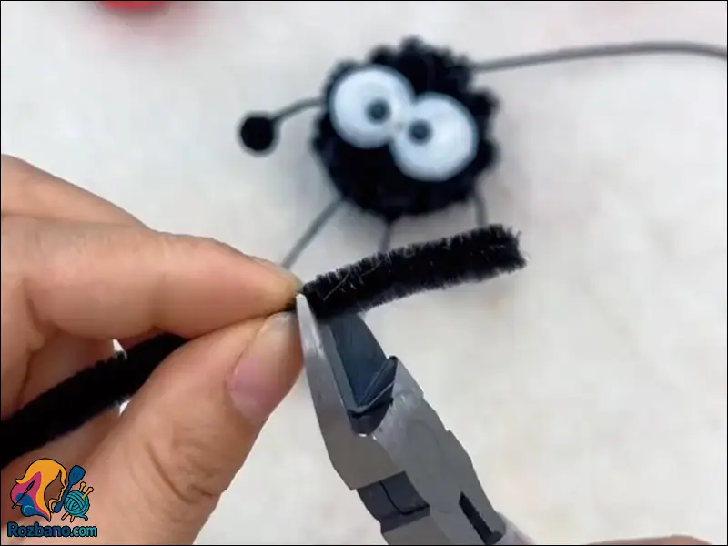 مراحل اولیه برش سیم پرزدار برای ساخت عروسک دوده