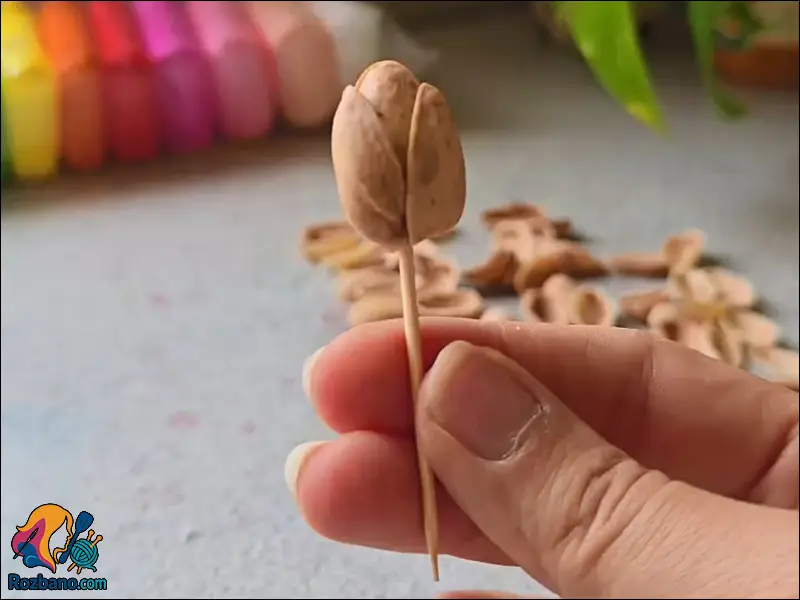 چسباندن پوست پسته برای ساخت گل دکوری