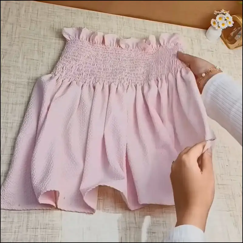 نمای نزدیک از کش دوزی لباس ساحلی دخترانه