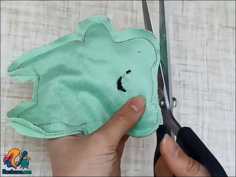 برش پارچه نمدی سبز برای بدنه قورباغه